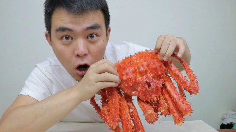 小伙第一次吃帝王蟹,两口就吃去一百多块,不过是真的过瘾